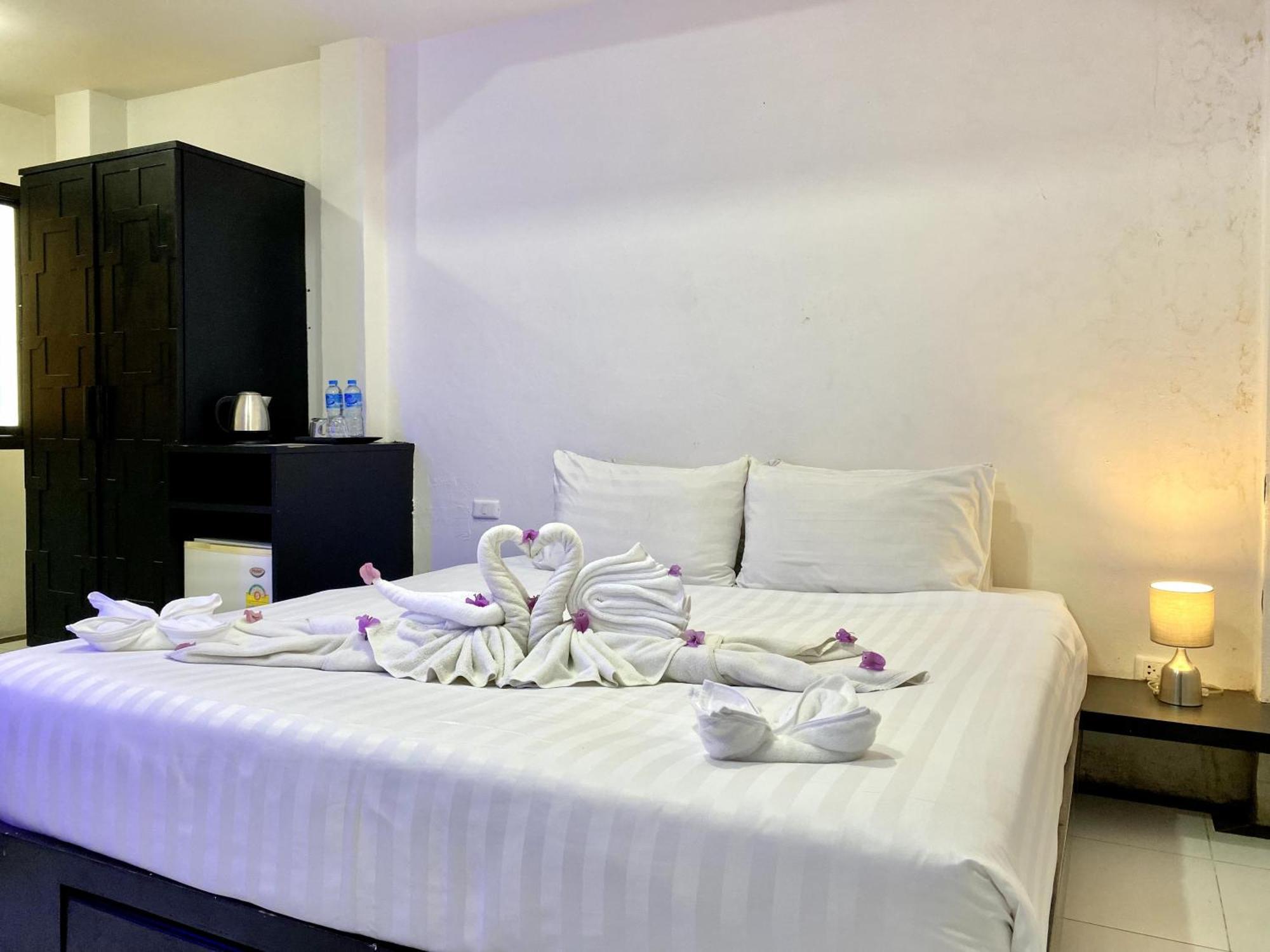 Beachwalk Patong Extérieur photo