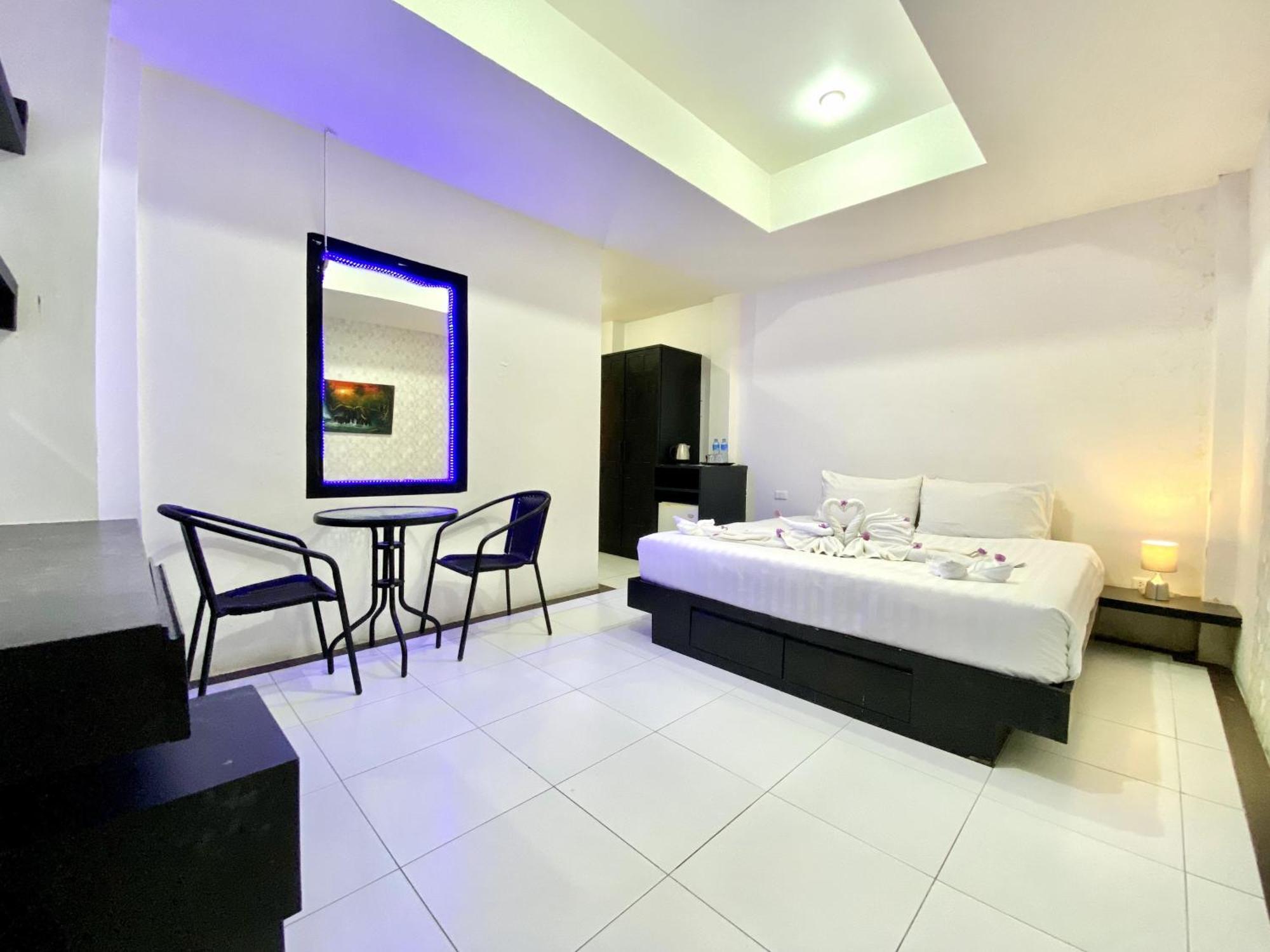 Beachwalk Patong Extérieur photo